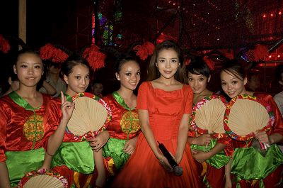 与中央电视台著名主持人朱迅同台演出后